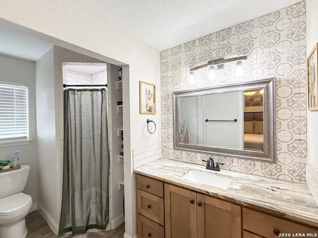 401 BLUEBONNET AVE Devine, TX 78016
