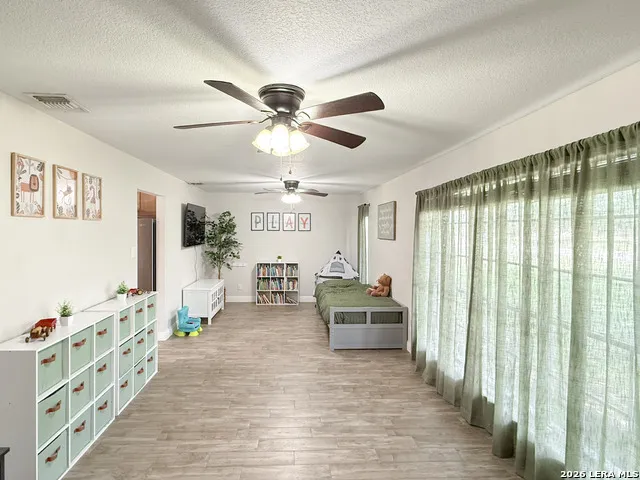 401 BLUEBONNET AVE Devine, TX 78016