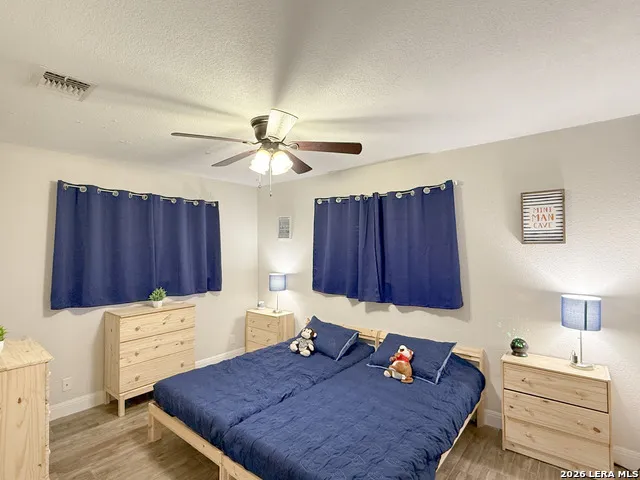 401 BLUEBONNET AVE Devine, TX 78016