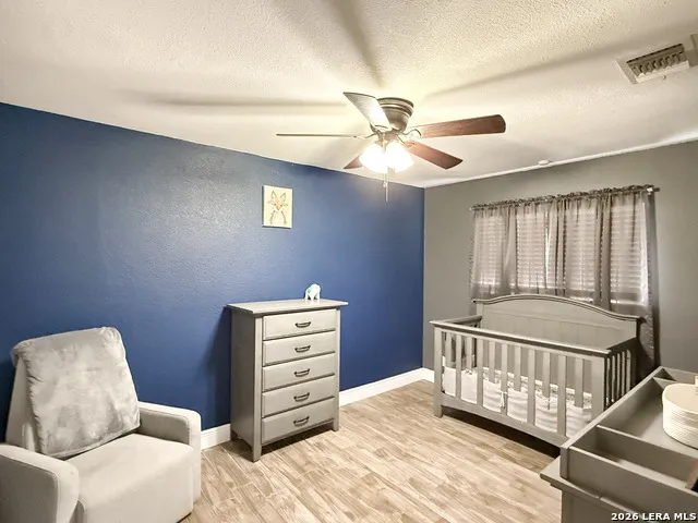 401 BLUEBONNET AVE Devine, TX 78016