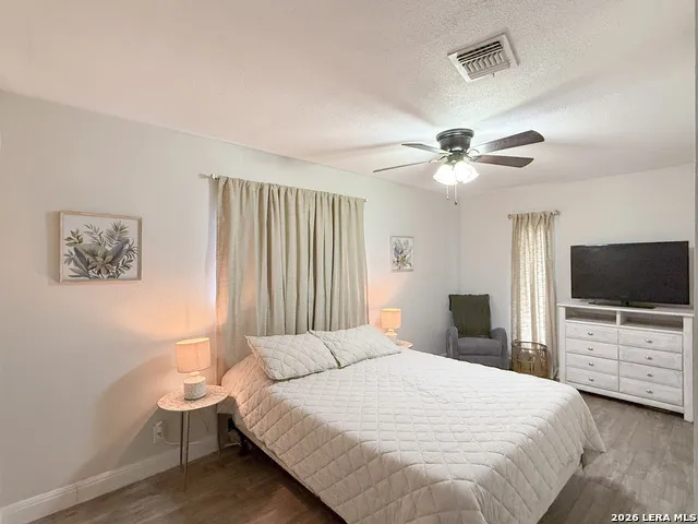 401 BLUEBONNET AVE Devine, TX 78016