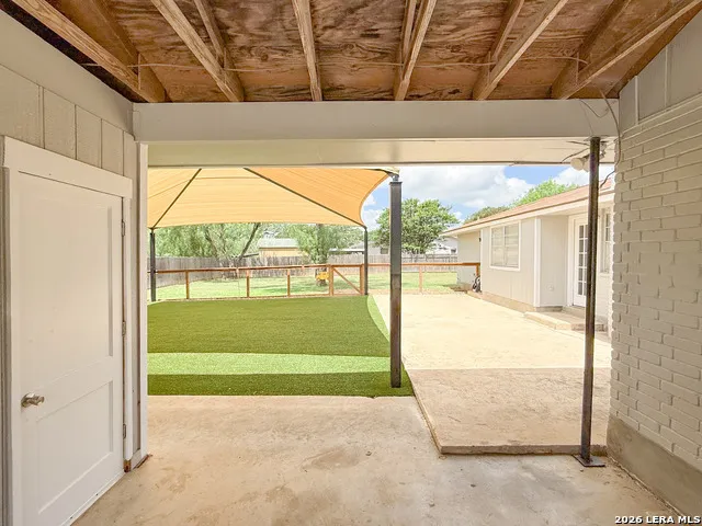 401 BLUEBONNET AVE Devine, TX 78016