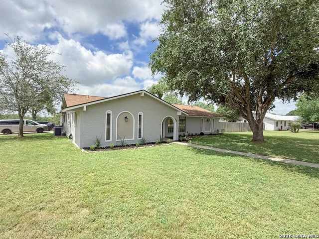 401 BLUEBONNET AVE Devine, TX 78016