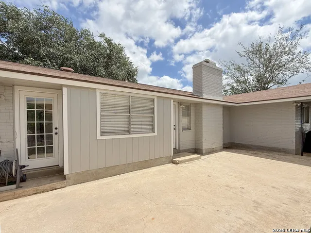 401 BLUEBONNET AVE Devine, TX 78016
