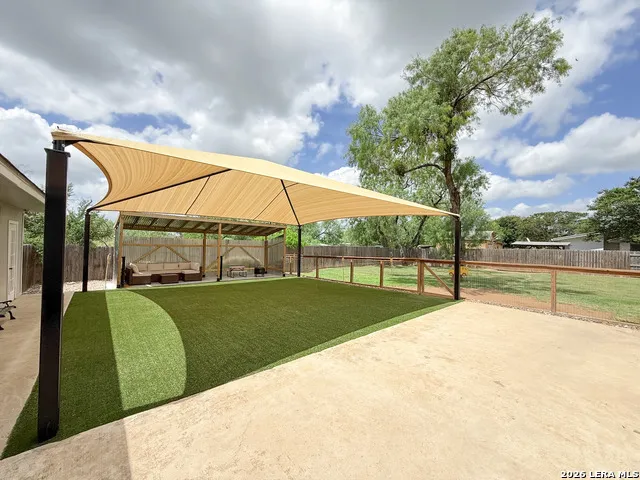 401 BLUEBONNET AVE Devine, TX 78016