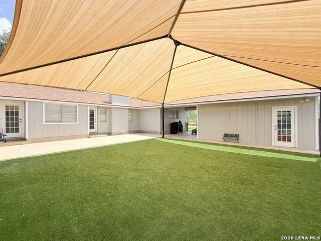 401 BLUEBONNET AVE Devine, TX 78016