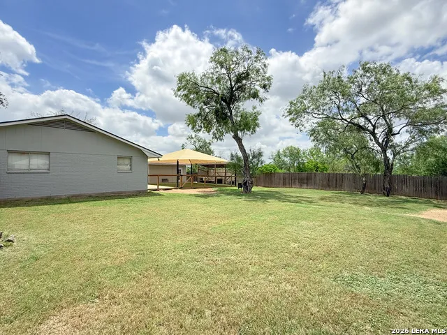 401 BLUEBONNET AVE Devine, TX 78016
