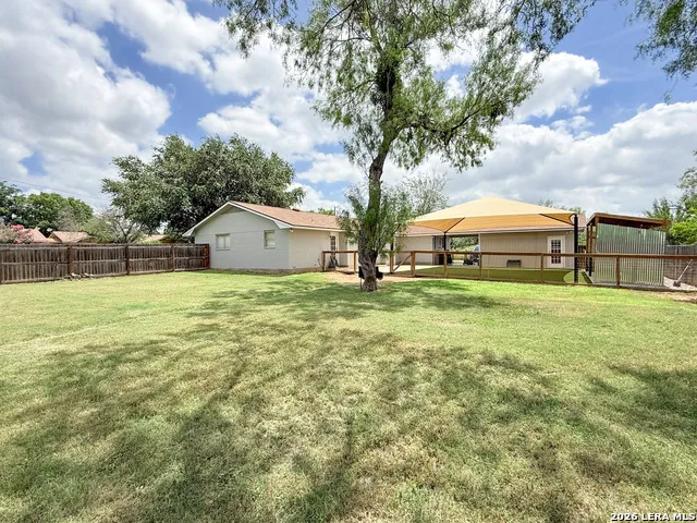 401 BLUEBONNET AVE Devine, TX 78016