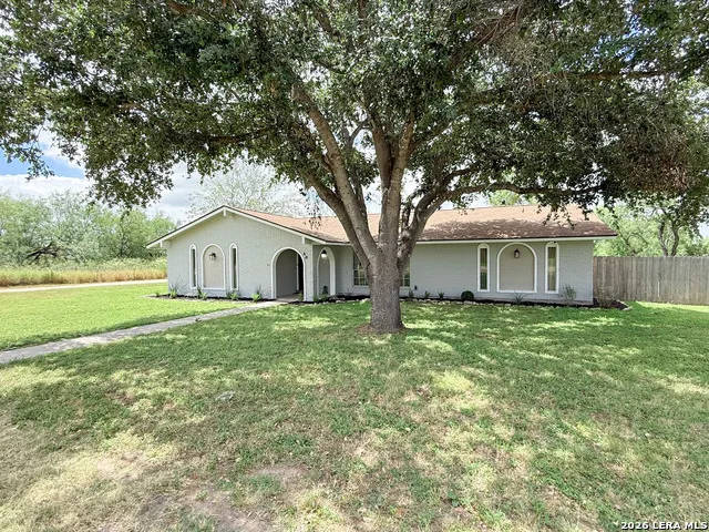 401 BLUEBONNET AVE Devine, TX 78016