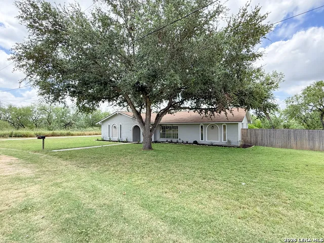 401 BLUEBONNET AVE Devine, TX 78016