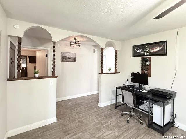 401 BLUEBONNET AVE Devine, TX 78016