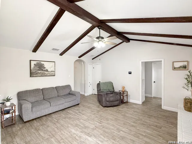 401 BLUEBONNET AVE Devine, TX 78016