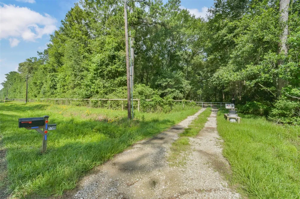 1706 County Road 3011 Dayton, TX 77535