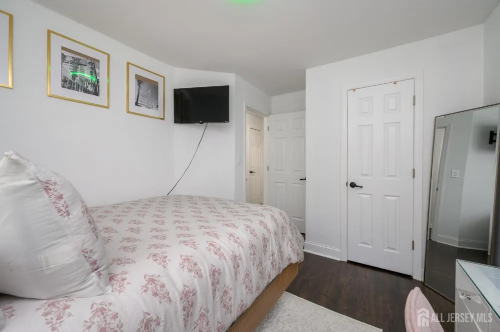 16 Finch Road Howell, NJ 07731