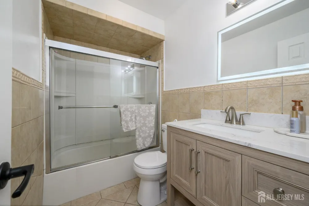 16 Finch Road Howell, NJ 07731