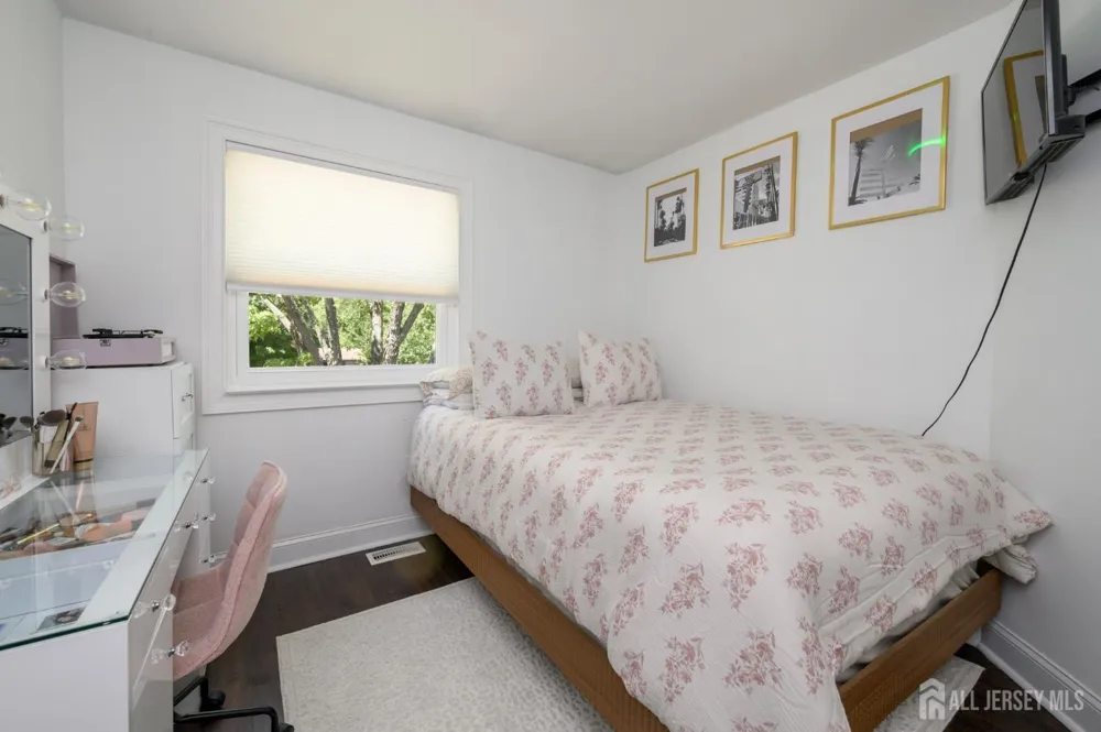 16 Finch Road Howell, NJ 07731