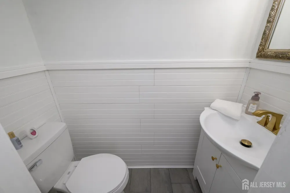 16 Finch Road Howell, NJ 07731