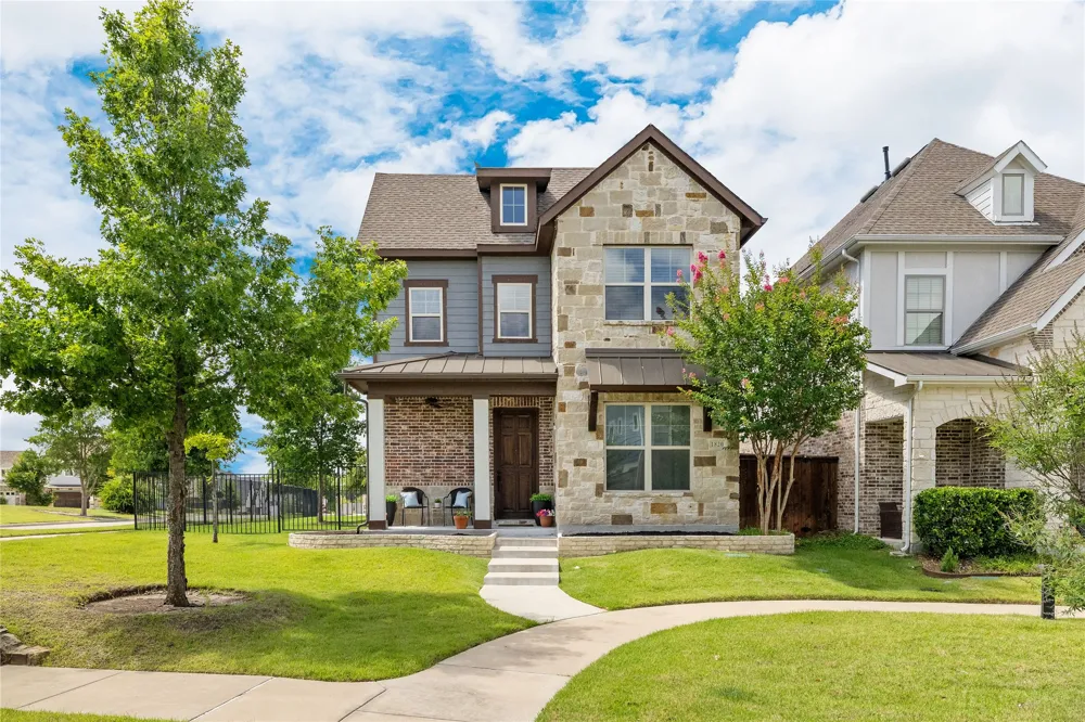 1820 Roundtree Circle W Fort Worth, TX 76008