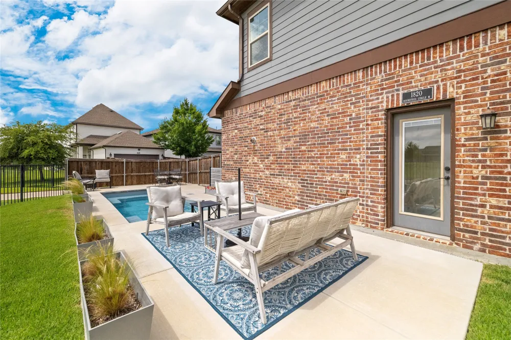 1820 Roundtree Circle W Fort Worth, TX 76008