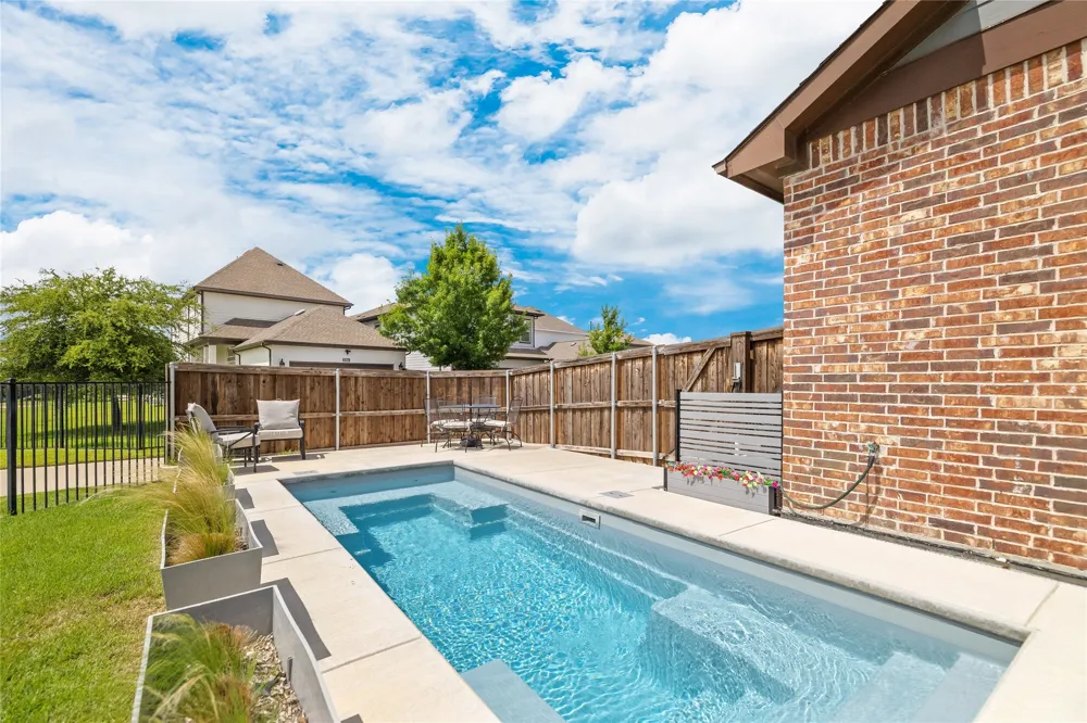 1820 Roundtree Circle W Fort Worth, TX 76008