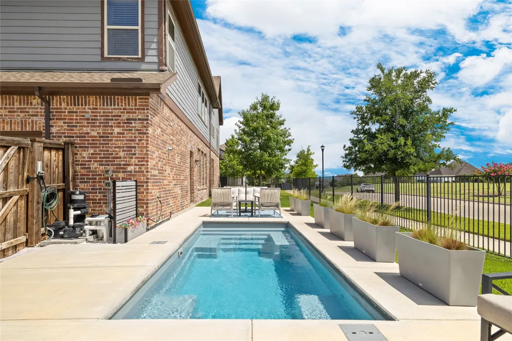 1820 Roundtree Circle W Fort Worth, TX 76008
