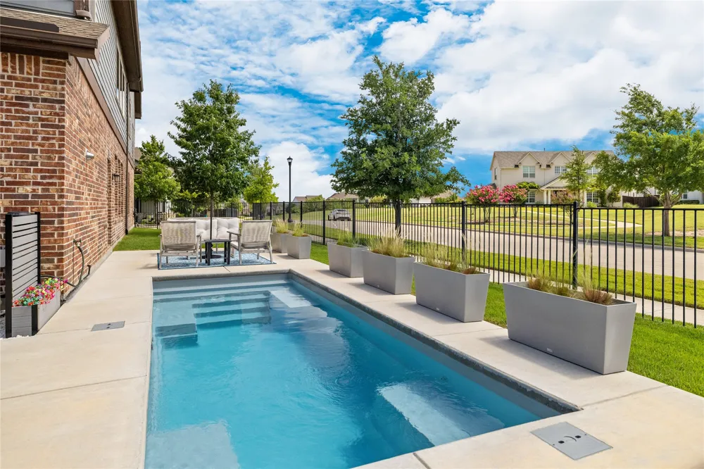 1820 Roundtree Circle W Fort Worth, TX 76008