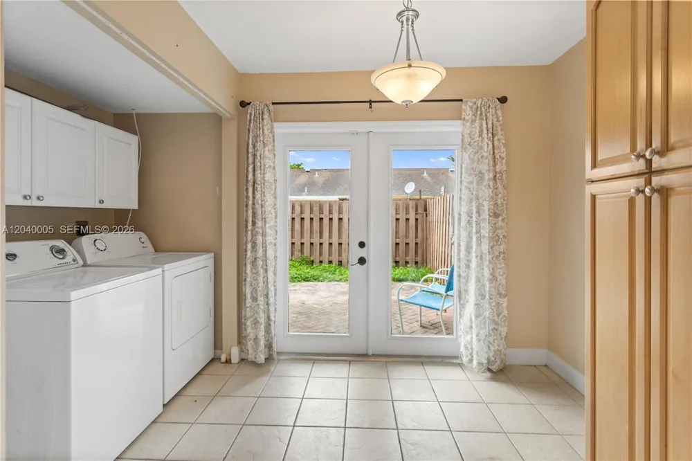 8021 SW 21st Ct Davie, FL 33324