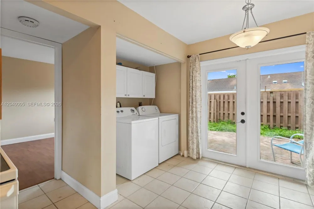 8021 SW 21st Ct Davie, FL 33324