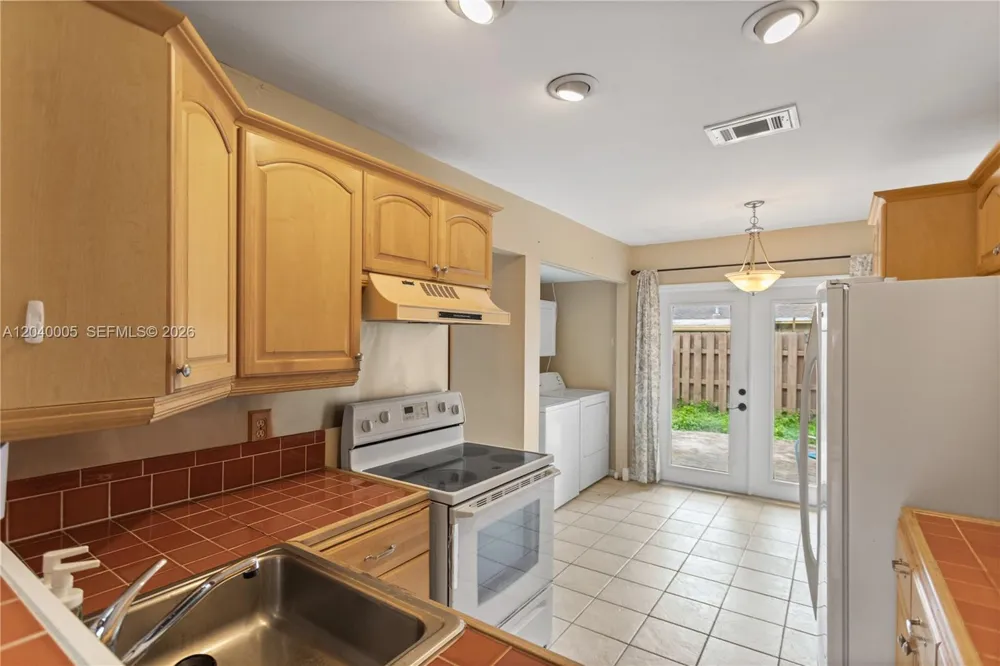 8021 SW 21st Ct Davie, FL 33324