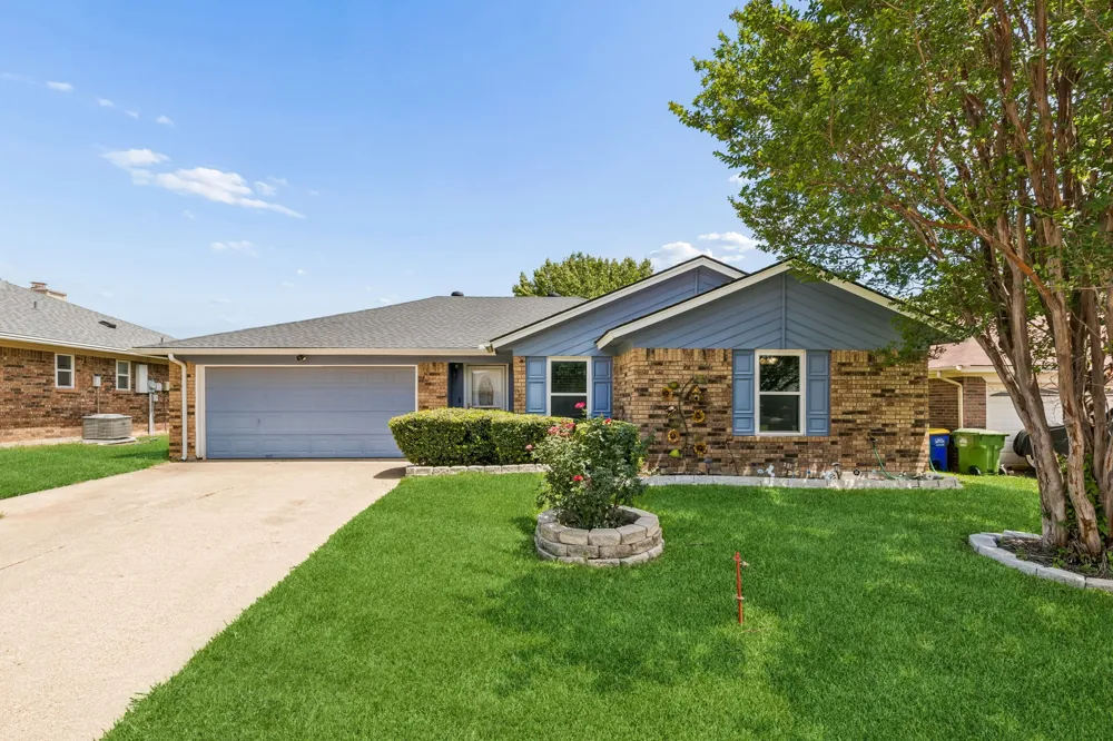 6417 Loma Vista Drive Watauga, TX 76148