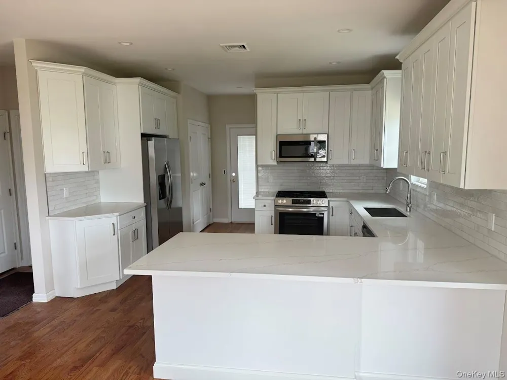 2 Gail Grace Court Copiague, NY 11726