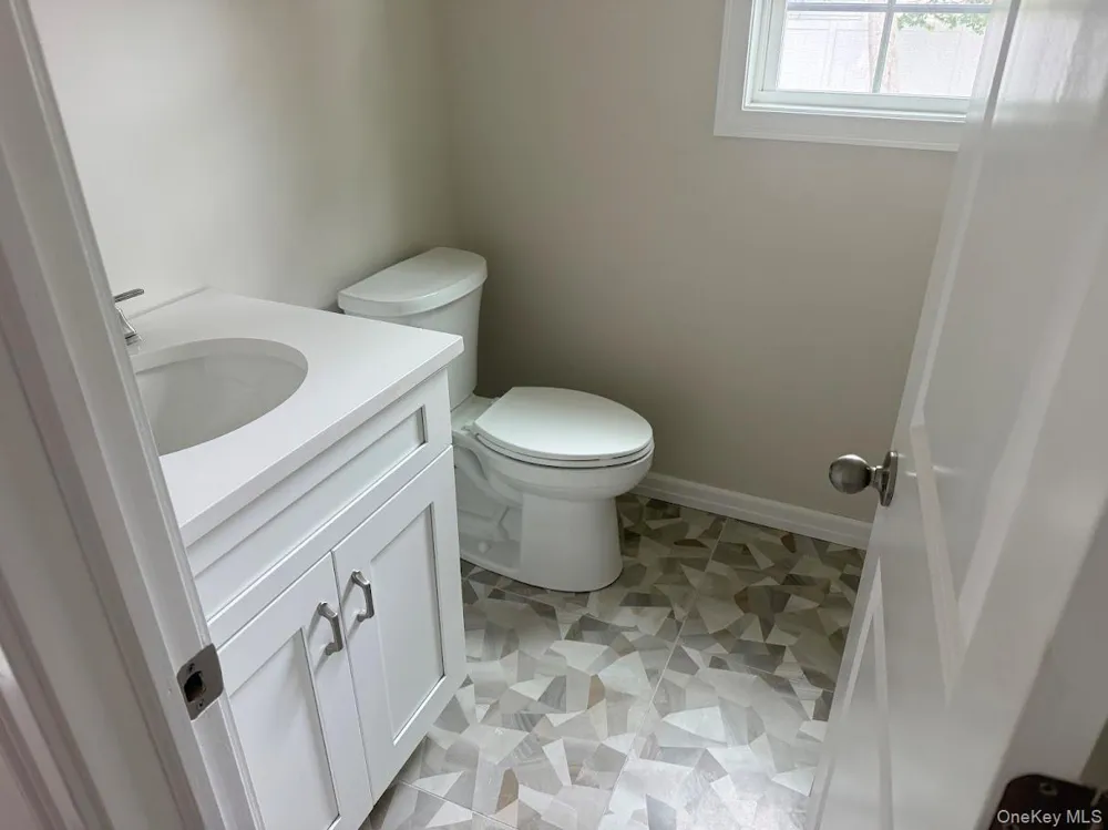 2 Gail Grace Court Copiague, NY 11726