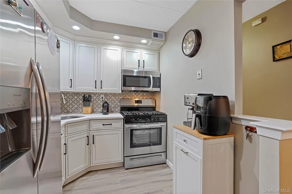61-12 69th Street #2M Middle Village, NY 11379