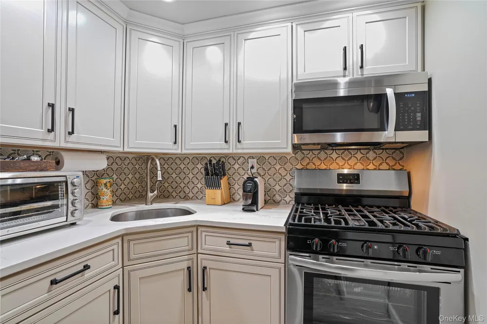 61-12 69th Street #2M Middle Village, NY 11379