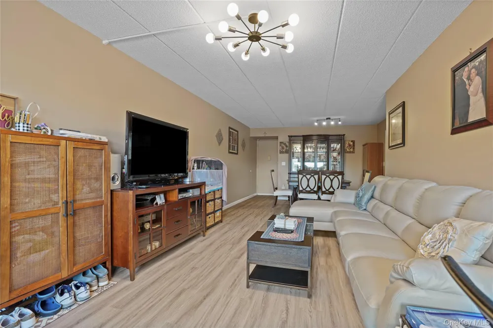 61-12 69th Street #2M Middle Village, NY 11379