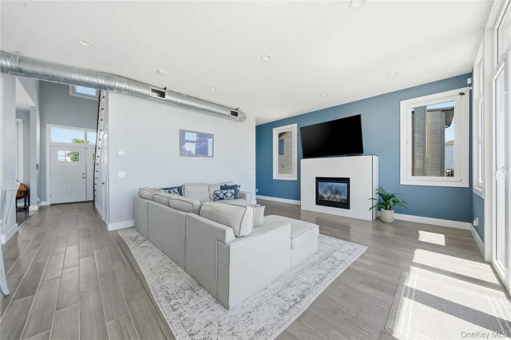 298 W Lido Promenade Lindenhurst, NY 11757