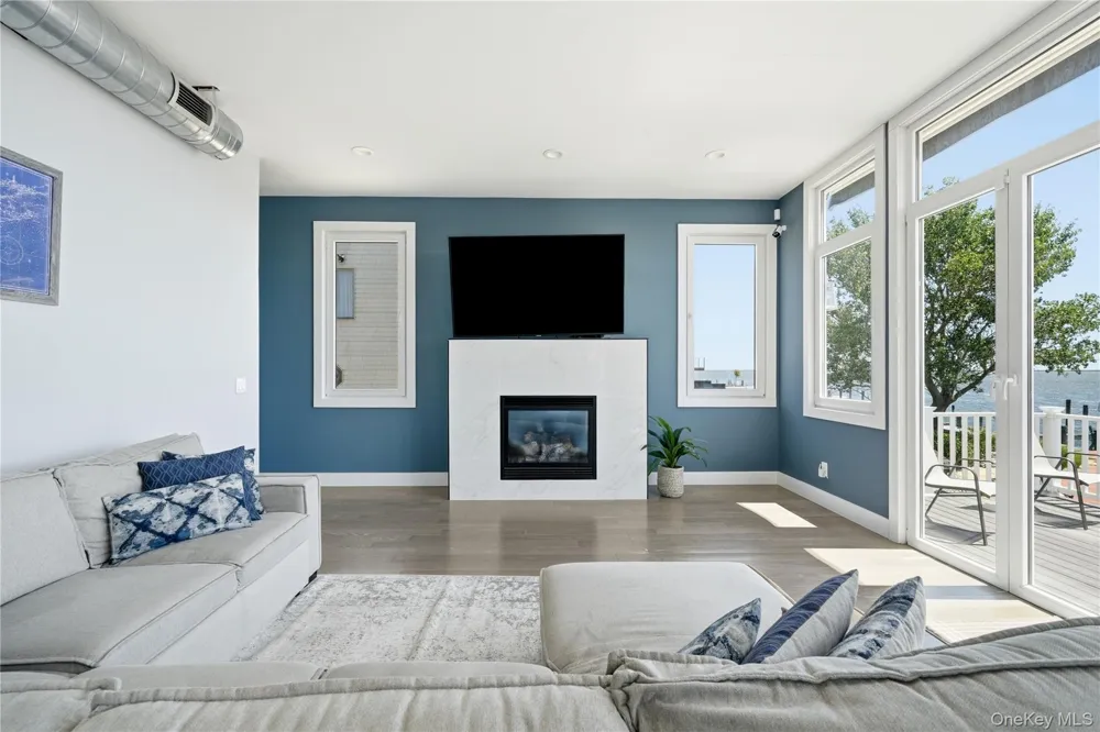 298 W Lido Promenade Lindenhurst, NY 11757