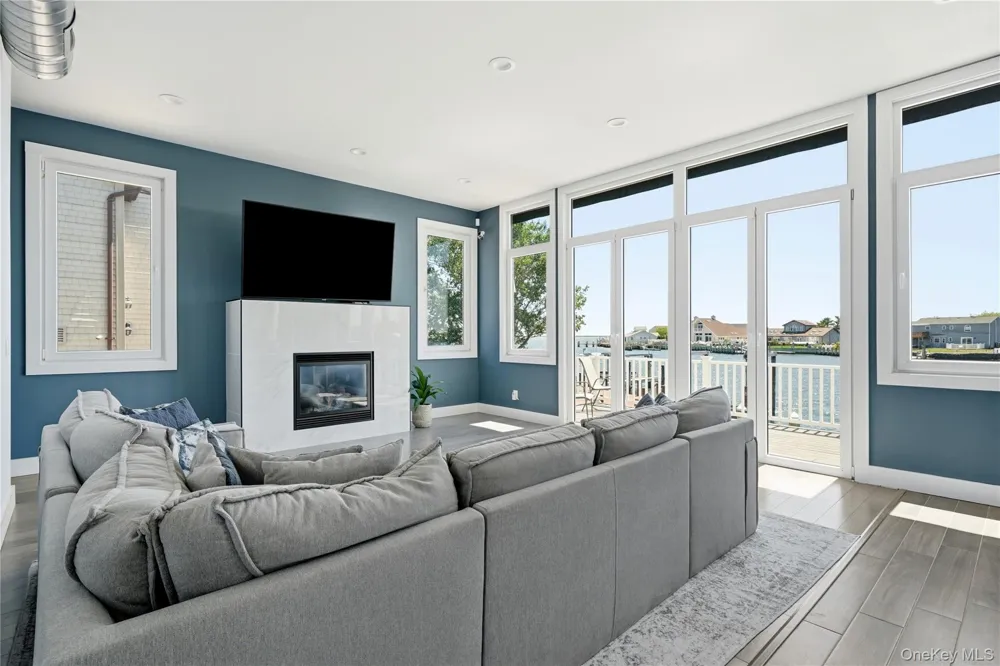 298 W Lido Promenade Lindenhurst, NY 11757