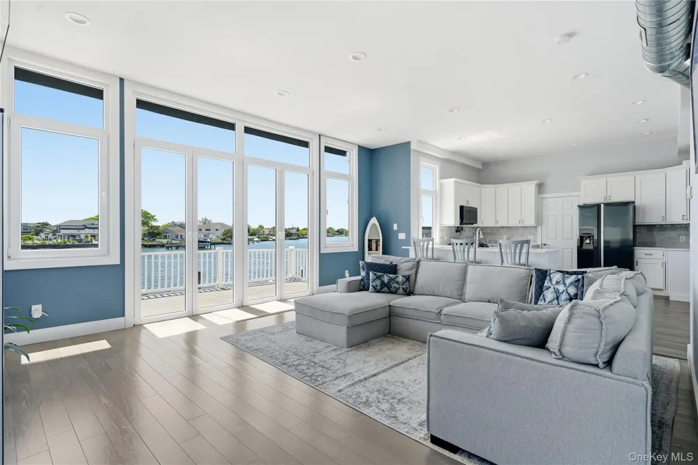 298 W Lido Promenade Lindenhurst, NY 11757