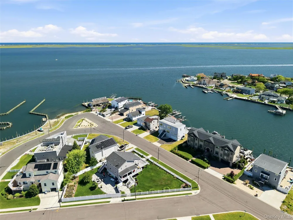 298 W Lido Promenade Lindenhurst, NY 11757