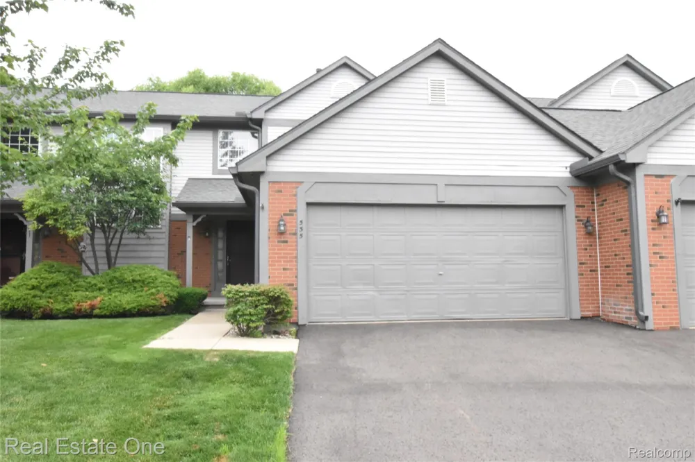 555 Winwood Court Walled Lake City, MI 48390