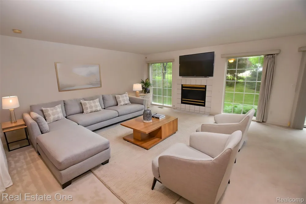 555 Winwood Court Walled Lake City, MI 48390