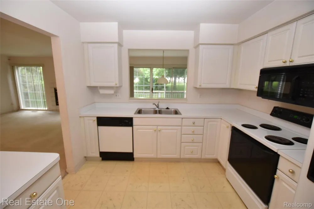 555 Winwood Court Walled Lake City, MI 48390