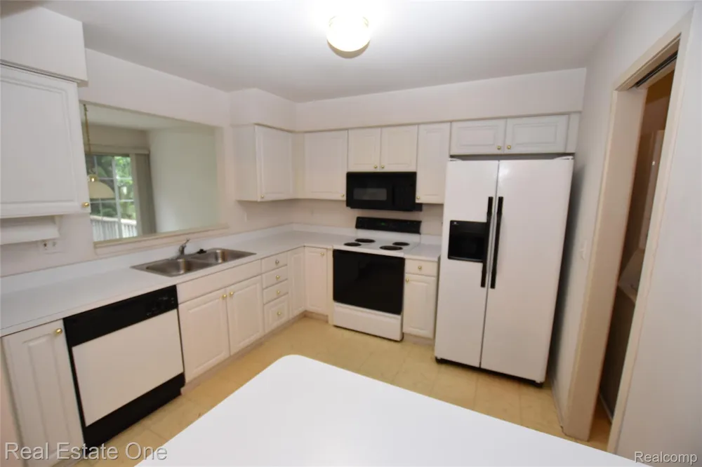 555 Winwood Court Walled Lake City, MI 48390