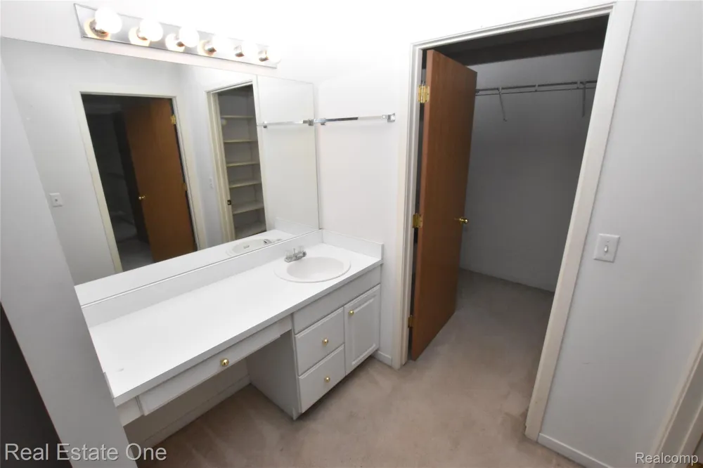 555 Winwood Court Walled Lake City, MI 48390