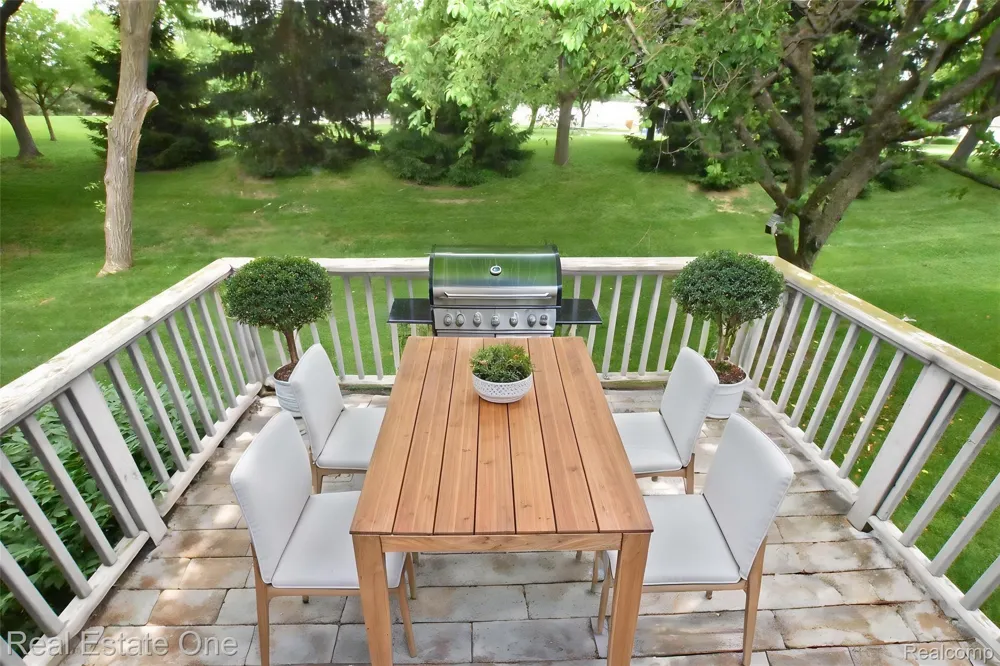 555 Winwood Court Walled Lake City, MI 48390