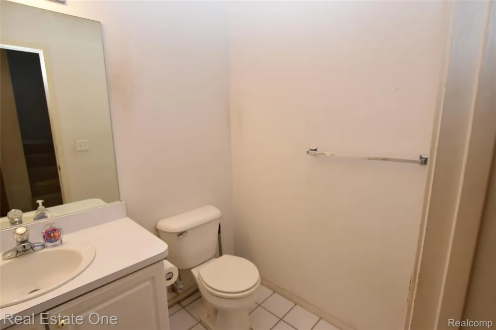 555 Winwood Court Walled Lake City, MI 48390