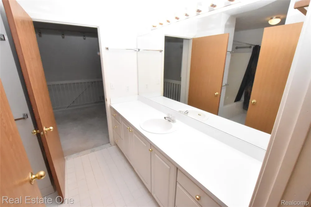 555 Winwood Court Walled Lake City, MI 48390