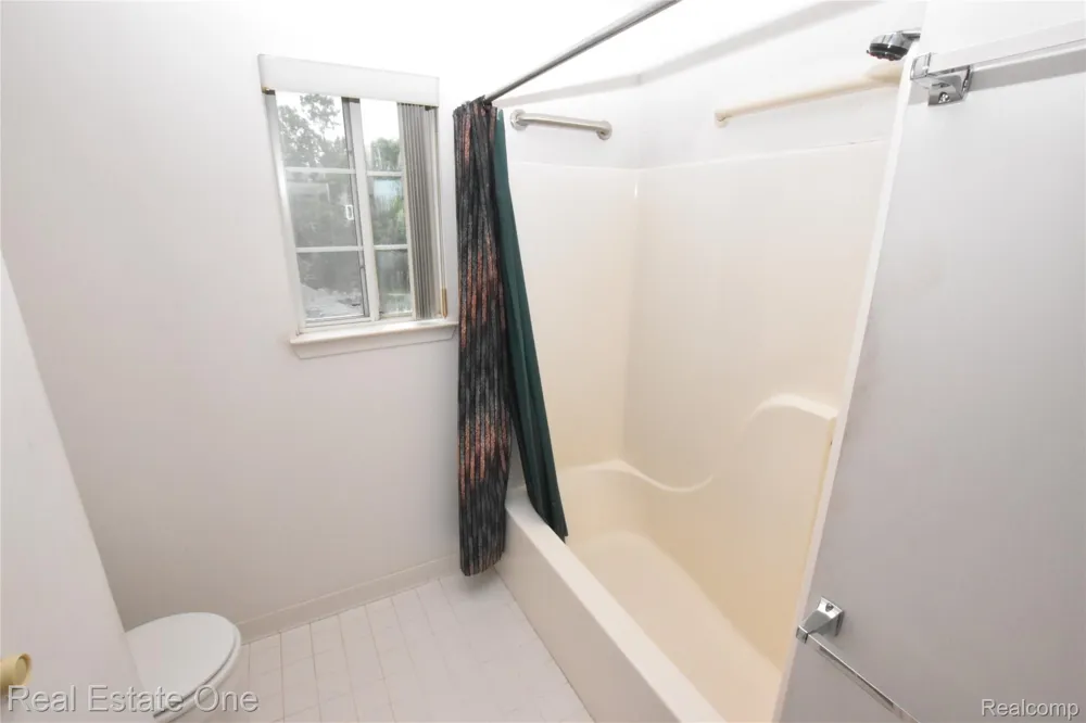 555 Winwood Court Walled Lake City, MI 48390