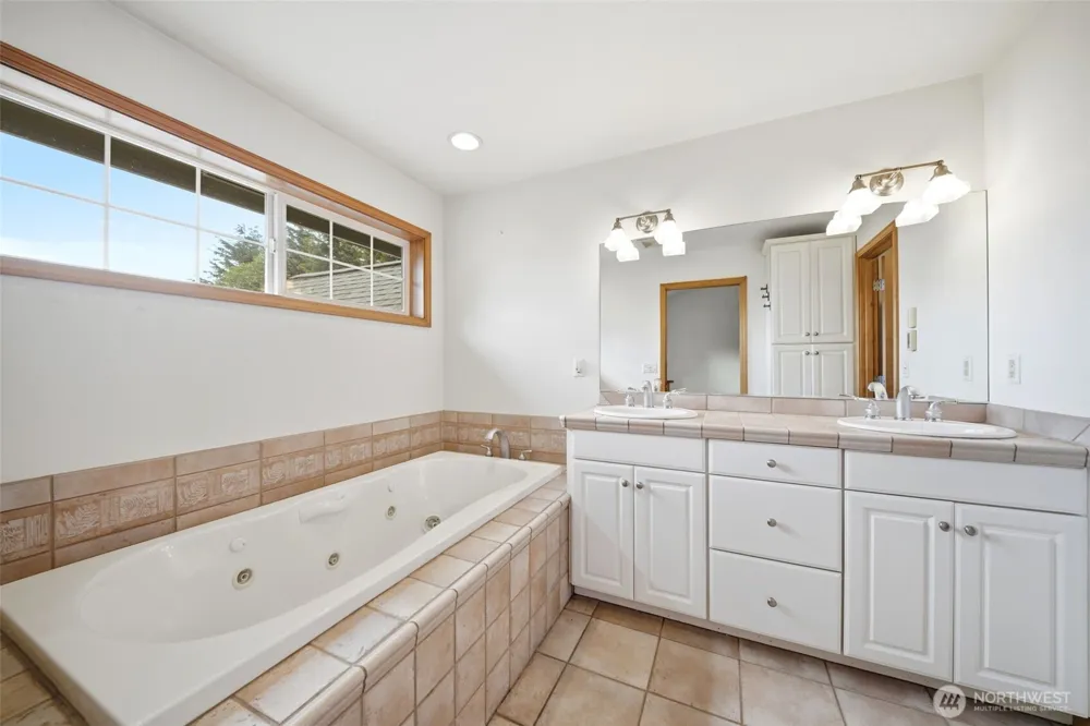 966 Lookout Road Castle Rock, WA 98611
